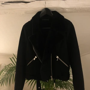 Fluffig bikerjacka - En jätte mysig biker jacka med fake päls inuti, väldigt varm!