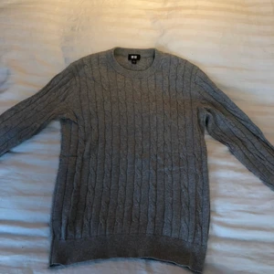 Uniqlo stickad tröja  - Tröjan är i väldigt fint skick då den är endast använd ett fåtal gånger. Storleken är S. Färgen är grå.