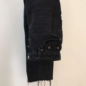 Zara jeans storlek 34 - Ett par jättefina svarta zarajeans, jeansen är tyvärr för små för mig. Modellen säljs inte längre på zaras hemsida. 