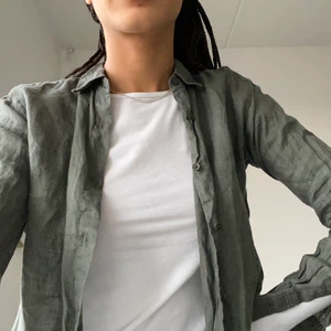 Grön linneskjorta  - Linneskjorta i en sjukt fin grön färg. Plagget är köpt för två år sedan men är sparsamt använd. Säljer då den blivit lite liten på mig. (köparen står för eventuell frakt). 💚💚