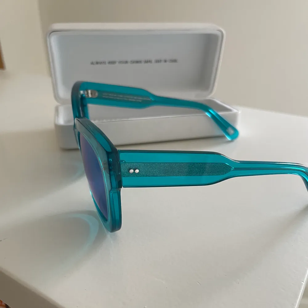 Säljer mina oanvända chimi glasögon i en lite större modell. De är turkosa med spegelglas och passar perfekt på en skidresa typ!!! Box och en helt ny inplastad torkduk medföljer. Dessa glasögon är så unika och sälja inte längre vad jag vet💕💕💕💕köpta förra året för 999kr, buda i kommentarerna från 350kr ink frakt❤️ AVSLUTAS ONSDAG 24/2 KL 18.00. HÖGSTA BUD: 380kr. Accessoarer.
