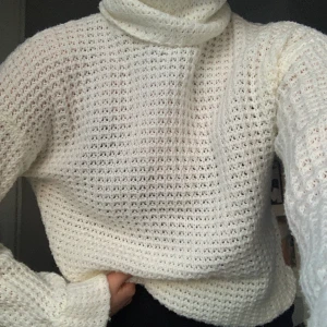 Stickad tröja från Nakd - Vit fin stickad tröja från nakd i nästan nyskick. Strl S. 100 kr 🤍