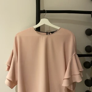 Rosa blus - Fin rosa blus från ZARA. Väldigt fint skick. Köparen står för frakten.
