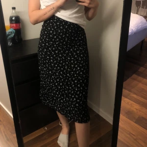 Kjol från Brandy Melville! - Jättefin kjol från Brandy Melville som inte kommer till användning, superfint skick! Storlek One Size men passar XS/liten S. Frakt tillkommer på 48 kr🤍 Skriv privat för egna bilder!