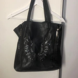 Väska - Väska med diamant” vingar. Tyvärr inte bästa skicket då jag haft den väldigt länge så än del diamanter har rammlat av. Ganska stor väska man får plats med dator osv osv 