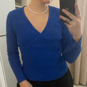 Stickad tröja - Kabelstickad tröja i jättefin blå färg! Frakt tillkommer🤍