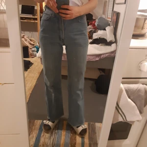Vintage Bootcut lätt utsvängda jeans - Ljusblå lätt utsvängda jeans i mjuk denim. Är tyvärr lite för stora för mig och har inte nån bra röv å visa upp dom i hah. Men snygga å sköna. Har en skum fläck på baksidan och en ficka som flärpar upp hela tiden men annars helt ok. Skulle säga typ en 27-28 i midjan och typ 30 långa