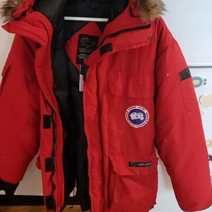 Canada goose - Fin Canada goose med ett liiiitet hål i fickan som lätt går att laga. Syns ej utifrån.