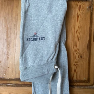 Lexington mjukisbyxor - Säljer ett par lexington mjukisbyxor i fint skick med fin passform🤍 Storlek S! skicka pm vid frågor