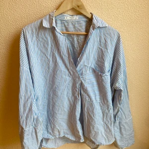 Skjorta Mango - Skjorta från Mango med slits vid handleden (sista bilden) lätt i materialet.  Använd få gånger, inga defekter. Frakt ingår!💖