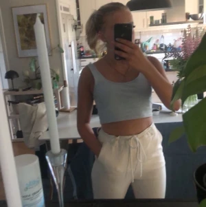 Kroppat linne - Super fint kroppat linne i ljusblå färg. Super fin till sommaren. 