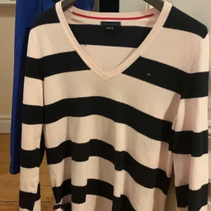 Tröja - En Tommy hilfiger tröja som knappt är använd💖😊även lite små fläckar som går bort i tvätten🙂