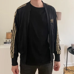 Adidaströja svart/guld herrmodell - Storlek M. Fint skick. 250kr el bud.