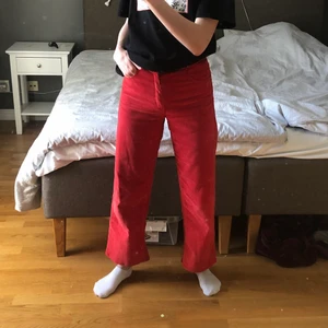 Abrand röda Manchesterbyxor wideleg stl S - Knappt använda, jättebekväma manchesterbyxor köpta på arkivet i Stockholm❤️ stabila favoriter men har blivit lite korta i benen❤️