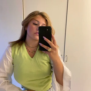 Pullover - Croppad pullover i en ljusgrön nyans, köpte second hand. Använd vid ett tillfälle. Passar väldigt fint med en skjorta eller t-shirt under💚