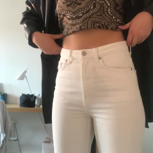 Vita jeans  - Säljer mina vita weekday jeans, row i storlek 29/30. Jag är ca 172cm och tycker personligen de är lite korta. Utgångspriset är 250kr (kan både höjas och sänkas). 