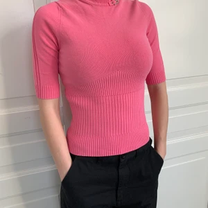 Karen Millen-top i rosa!  - Stretchig top med 3/4-ärm från Karen Millen. Strl 1=small. Mycket gott skick! 