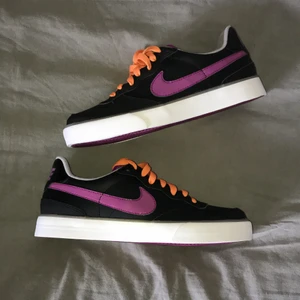 Nike WMNS SWEET ACE 83  - De här fina skorna är aldrig använda och i ett väldigt bra skick. Tyvärr är de för små för mig och jag skulle vilja att de fick en ny ägare💜 Lådan finns kvar och allt är i nyskick. Pris kan diskuteras <3