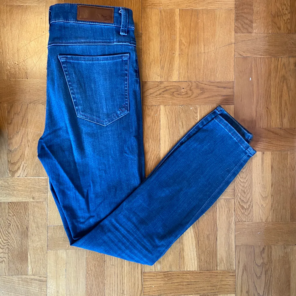 Blå ankellånga jeans med hög midja från Bikbok. Sparsamt använda. Nypris 499 kr. Köparen står för frakten. . Jeans & Byxor.
