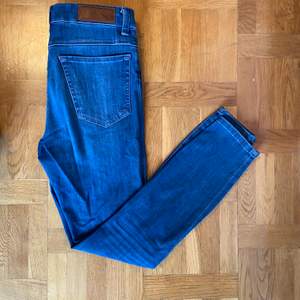 Blå ankellånga jeans med hög midja från Bikbok. Sparsamt använda. Nypris 499 kr. Köparen står för frakten. 