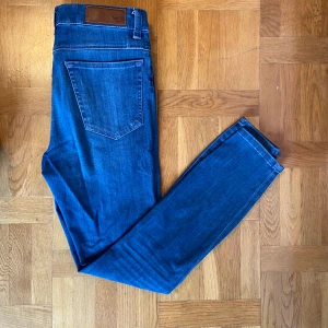 Blå ankellånga jeans med hög midja - Blå ankellånga jeans med hög midja från Bikbok. Sparsamt använda. Nypris 499 kr. Köparen står för frakten. 