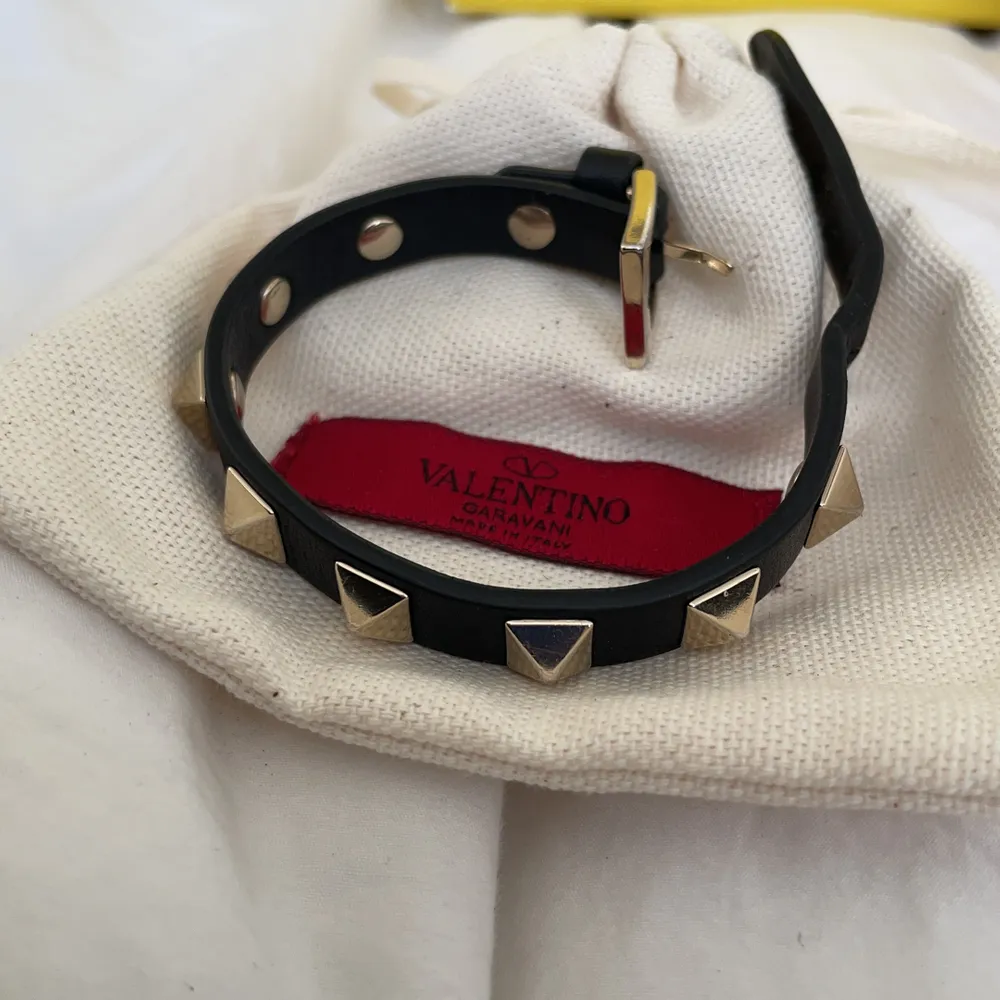 Säljer mitt sjukt fina efterfrågade valentino-armband. Säljer pga av att den inte kommer till användning längre. Fint skick! Köpt på MyTheresa för 1500kr. Kontakta mig vid intresse.. Accessoarer.