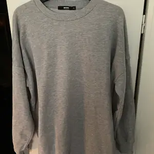 Lång grå sweatshirtklänning från BIK BOK i stl XS (passar även S då den är oversized) superskönt plagg, passar med leggings och tofflor när man har myskväll tillexempel. 