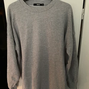 Lång sweatshirt klänning från BIK BOK stl XS - Lång grå sweatshirtklänning från BIK BOK i stl XS (passar även S då den är oversized) superskönt plagg, passar med leggings och tofflor när man har myskväll tillexempel. 