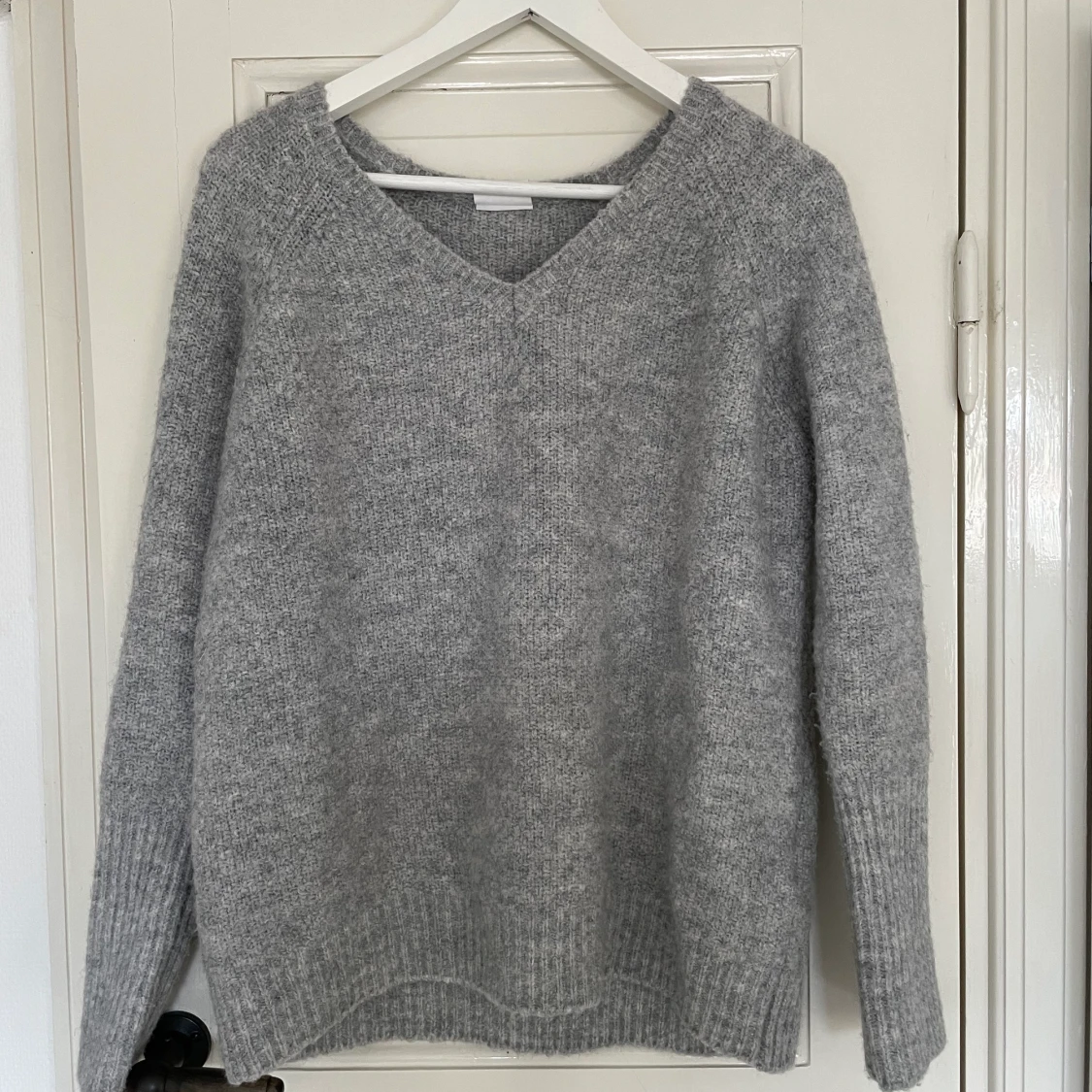 Grå stickad tröja 