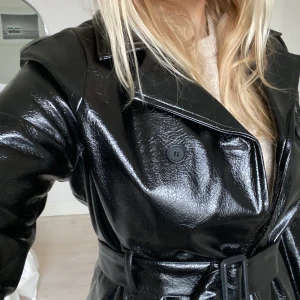 Lackjacka - Snygg jacka/kappa i lack från NAKD, jättebra skick!