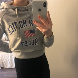 Hoodie - super fin hoodie från gina, använd max 3 gånger. Fint skick och fortfarande mjuk på insidan 💖köpare står för frakt