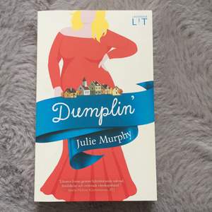 En pocketbok. Dumplin’ av Julie Murphy. En bok om at älska sug själv. 