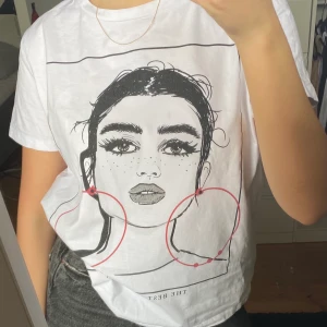 T-shirt från Zara - Vit t-shirt med tryck från Zara! Passar mig bra som är storlek S. 