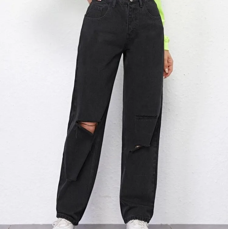 säljer mina svarta jeans eftersom dom är för stora. köpta från shein det står att dom är i storlek s men dom är större som storlek m. jensen har inga hål utan dom som är designad så. Jeans & Byxor.