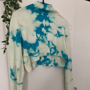 Tröja - Säljer en tie dye turtleneck crop top som är köpt secondhand! Frakten ingår inte i priset!😊