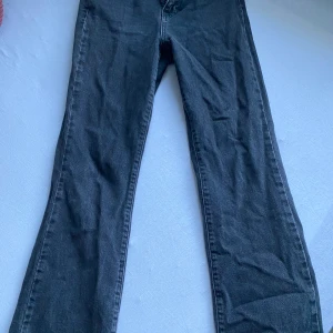 Jeans - Svarta utsvängda jeans ifrån Gina tricot