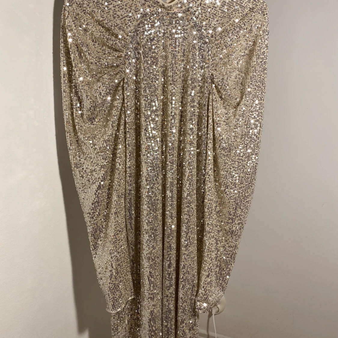 Oanvända paljettklänning