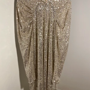 Oanvända paljettklänning  - Oanvänd klänning med paljetter från HM. Mappen kvar. 