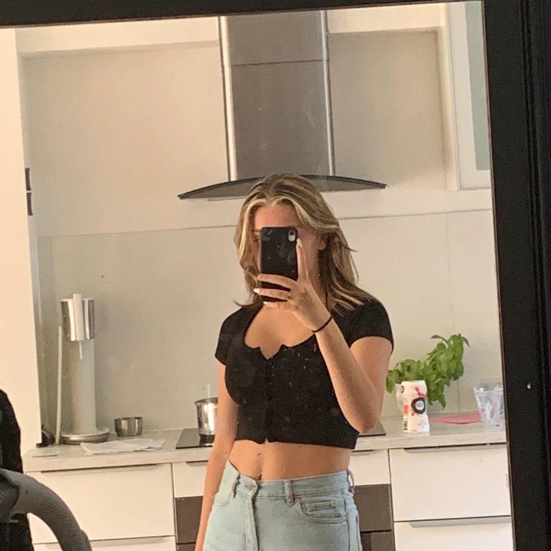 Svart crop top med knappar