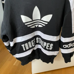 Adidas sweatshirt - Adidas sweatshirt i bra skick, köpte via Plick å enbart testad. Säljer då den inte riktigt passade mig. Frakt tillkommer