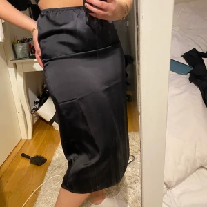 Svart långkjol - Svart långkjol från Vila. St M men passar även S-M. Aldrig använd så den är princip ny!