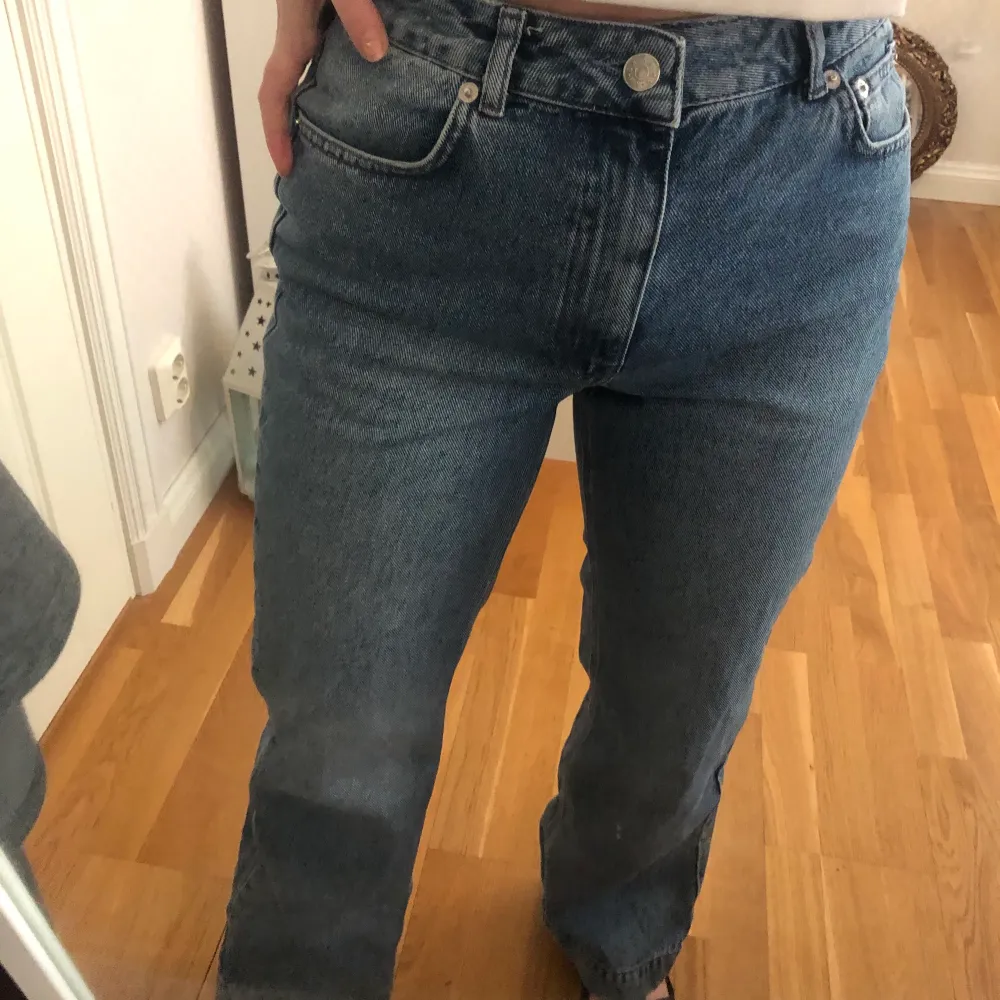Blå jeans från NAKD i nyskick, edast använda två gånger. Säljer pga att de inte används. Jag är 162 cm. Frakt tillkommer!. Jeans & Byxor.