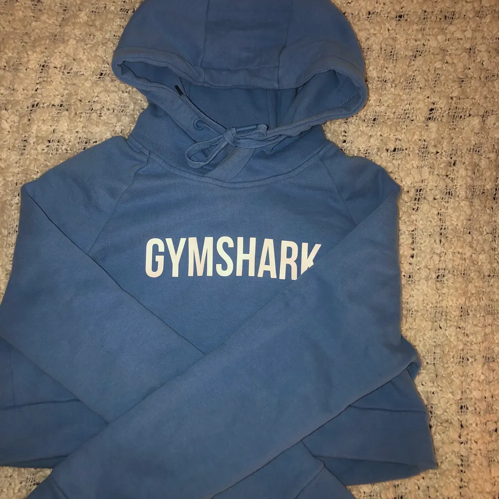 Säljer min gymshark hoodie då den är för liten för mig! Passar en XS-S 🦋  Frakt tillkommer. Hoodies.