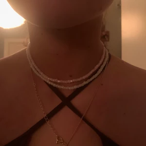 Pärlhalsband  - Två stycken pärlhalsband jag gjort själv, ett i rosa ett i vitt💓 35kr/st +11kr frakt🥰 VITA SÅLD