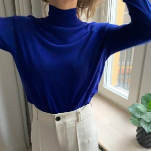 Kornblå turtleneck - Kornblå turtleneck från Zara. Så cool!!! Jättebra skick. Köparen står för frakten 🤍
