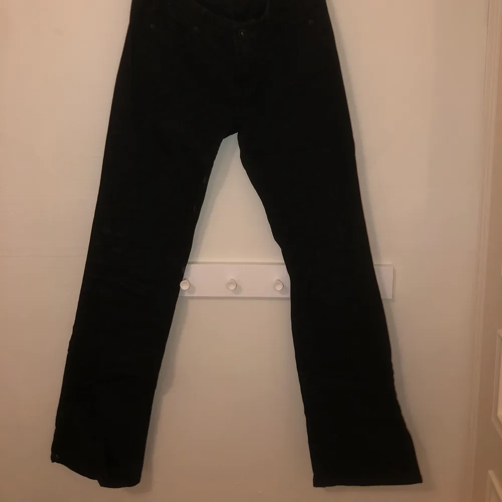 Svart jeans bootcutmodell, perfekt längd för dig som är 168cm lång! Strl 40. Riktigt sköna och tjockt material och bra färgkvalite. Säljer för 99kr, du står för frakten🥰. Jeans & Byxor.