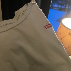 Levis T-shirt  - Säljer denna T-shirt från Levis i storlek XS 🤍 men passar även mig helt ok som är en S 🥰 säljer för 100kr eller bud!🤍