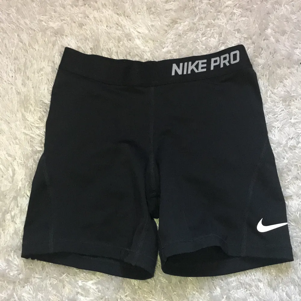 Shorts från Nike pro i storleken XL barn vilket motsvarar ungefär S, inga synliga skador och Nike märket är inte sprucket . Shorts.