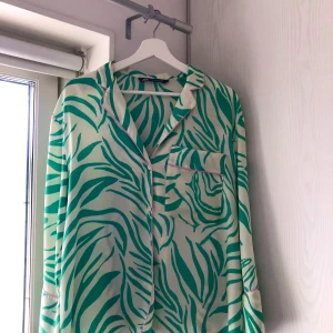Skjorta Zara - En snygg och skön oversize skjorta från zara med zebra mönster  Endast använd fåtal gånger