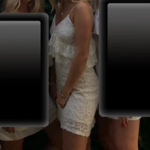 Spetsklänning - Klänning med spets och volanger från mango. I storlek M och jag har kortat ner axelbanden ungefär 2cm. Passar bäst på XS/S. Köparen står för frakten. Använd 2 gånger och jättebra skick. 